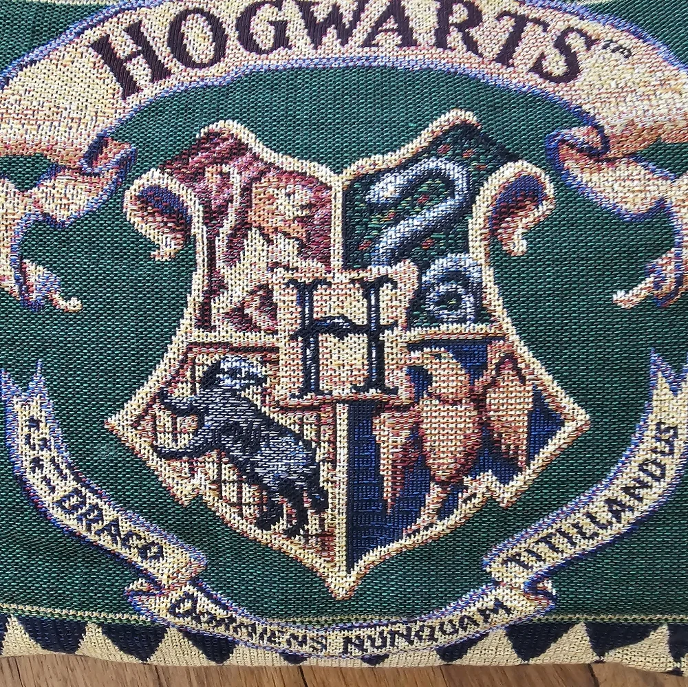 EUC: Vintage Harry Potter Hogwarts Crest Throw Pillow by Crown Crafts 2000